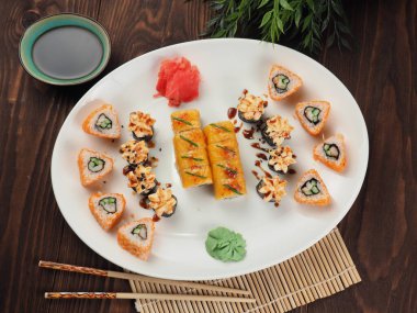 Tahta masada taze ve lezzetli suşi.