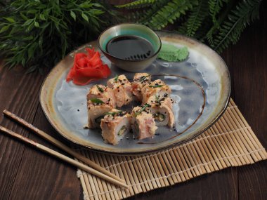 Tahta masada taze ve lezzetli suşi.