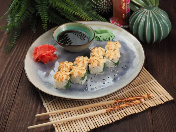 木のテーブルの上の新鮮でおいしい寿司 ストック写真