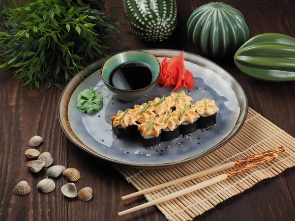 Świeże i smaczne sushi na drewnianym stole Obraz Stockowy