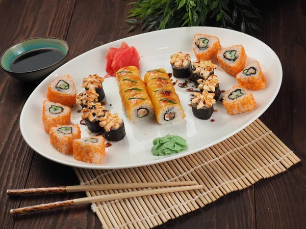 Świeże i smaczne sushi na drewnianym stole Zdjęcie Stockowe