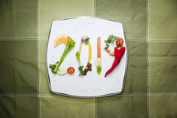 Sağlıklı gıda kompozisyon yapılmış taze meyve ve sebze yaratmak sayı-2019. Yeni yıl sağlıklı beslenme kavramı.
