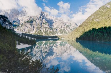İtalya, Dolomitler 'deki güzel dağ gölü Lago di braies manzarası.