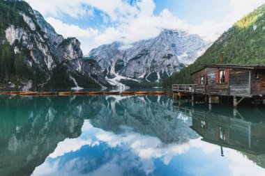 Güzel dağ gölündeki kayıkhane manzaralı Dolomitler, İtalya 'daki ahşap tekneli Lago di braies.