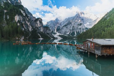 Güzel dağ gölündeki kayıkhane manzaralı Dolomitler, İtalya 'daki ahşap tekneli Lago di braies.