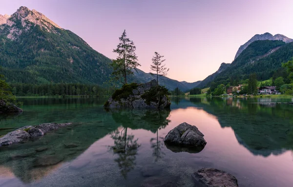 Yazın gün batımında bir kaya adasında ve dağlarda güzel ağaçlar, Hintersee Gölü Ulusal Parkı Berchtesgadener Toprakları, Yukarı Bavyera, Almanya, Avrupa