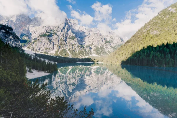 Festői kilátás gyönyörű hegyi tó Lago di braies a Dolomitok, Olaszország Stock Kép