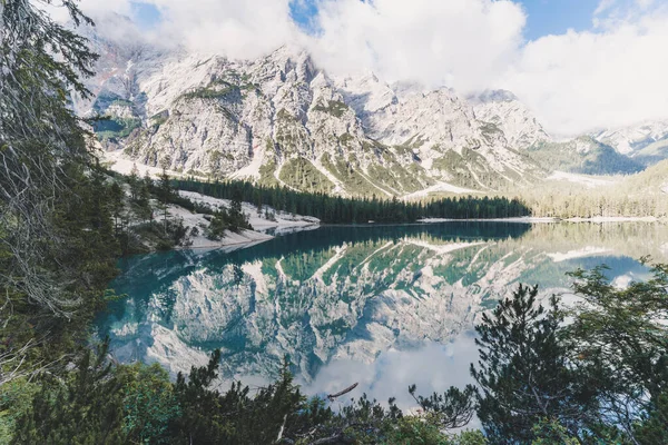 Festői kilátás gyönyörű hegyi tó Lago di braies a Dolomitok, Olaszország Stock Fotó