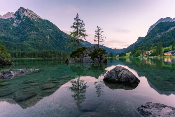 Gyönyörű jelenet fák egy szikla sziget és hegyek naplementekor nyáron, Lake Hintersee Nemzeti Park Berchtesgadener Land, Felső-Bajorország, Németország, Európa Jogdíjmentes Stock Fotók