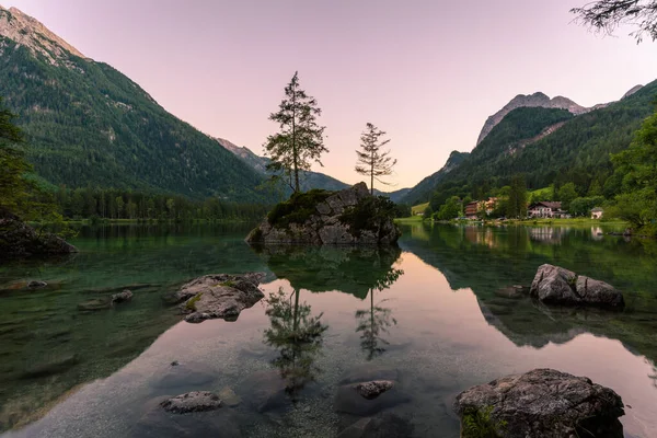 Yazın gün batımında bir kaya adasında ve dağlarda güzel ağaçlar, Hintersee Gölü Ulusal Parkı Berchtesgadener Toprakları, Yukarı Bavyera, Almanya, Avrupa
