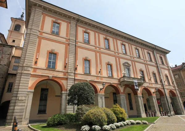 Cuneo, İtalya - 6 Mayıs 2015: Tarihi eski şehir Cuneo 6 Mayıs 2015 tarihinde Cuneo, İtalya. Cuneo eyaletinin başkenti ve Piyemonte en çok ziyaret edilen şehirlerden biri.