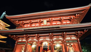Geceleri ışıklı Asakusa Tapınağı