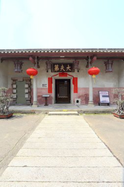 Shenzhen, Çin - 28 Mart 2016: Vinç göl üzerinde 28 Mart 2016 Shenzhen, Çin için köy duvarlı. Bir dönüm noktası Hakka köy Guangdong Eyaleti ulusal önem