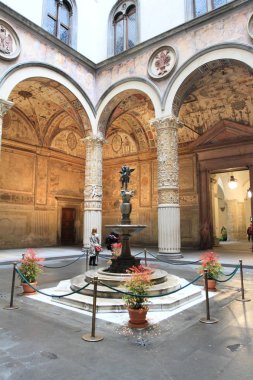Florence, İtalya - 4 Aralık 2011: Courtyard Palazzo Vecchio Floransa, İtalya 4 Aralık 2011 tarihinde ayrıntılarını. İtalya Simgesel Yapı Belediye Binası olduğunu.