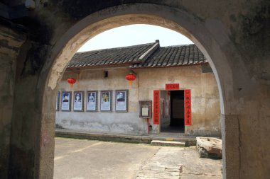 Shenzhen, Çin - 28 Mart 2016: Vinç göl üzerinde 28 Mart 2016 Shenzhen, Çin için köy duvarlı. Bir dönüm noktası Hakka köy Guangdong ulusal önem.