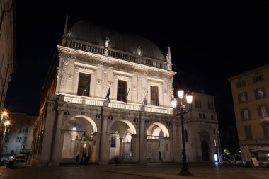 Brescia, İtalya - 6 Ekim 2016: Gece cityscape Brescia, İtalya için 6 Ekim 2016 üzerinde tarihi eski şehir içinde. Unesco dünya mirası olduğunu.