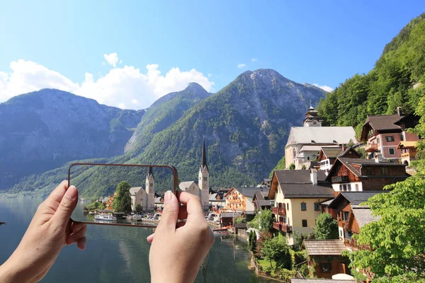 Turista Scattare Foto Hallstatt Austria Utilizzando Telefono Cellulare — Foto Stock