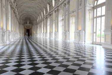 Torino, İtalya - 27 Nisan 2015: Torino İtalya'da 27 Nisan 2015 tarihinde Venaria Sarayı'nın büyük iç. Savoy Hanedanı'nın kraliyet konutu ve UNESCO dünya mirası listesi.