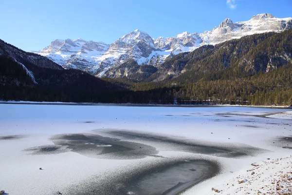 Fryst Alpine Lake Tovel Dolomiterna Italien — Stockfoto