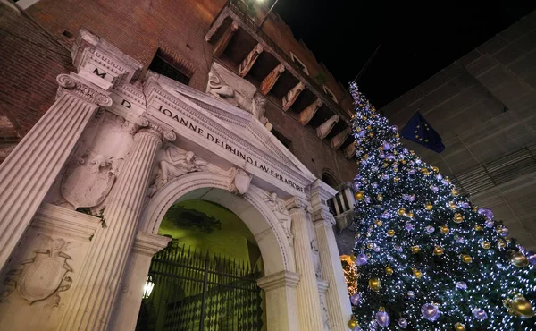 2017 日の夜にクリスマス マーケットの飾られているヴェローナ イタリアのヴェローナ イタリア 2017 歴史的中心部 — ストック写真