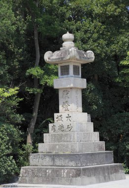 Kamakura, Japonya - 5 Ağustos 2015: Tarihi tapınak ışık kürsüye 5 Ağustos 2015 Kamakura, Japonya. Kamakura ünlü için onun Japon tarihi tapınaklar.
