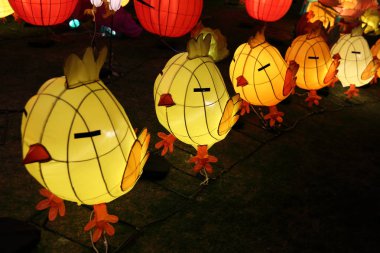 Hong Kong - 3 Mart 2018: Çin fenerleri Çin sevgililer gününü kutlamak için ışık yanar, 3 Mart 2018'de Tung Chung, Hong Kong'da.