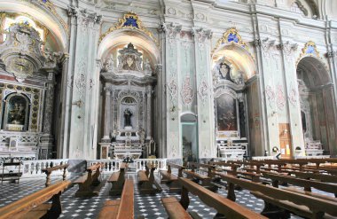 Asti, İtalya - 29 Nisan 2015: 29 Nisan 2015 tarihinde Asti, İtalya'da tarihi Duomo'nun iç kısmı.