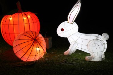 HONG KONG, ÇİN - 2, 2017: Çin fenerleri 2 Ekim 2017 'de Çin' in Hong Kong kentinde ay festivali olarak da bilinen sonbahar ortası festivalini kutlamak için yanar..