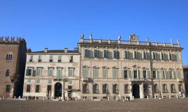 Mantua, İtalya - 6 Aralık 2017: Mantua, İtalya 'da tarihi pazar meydanı, 6 Aralık 2017.