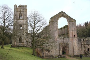 RIPON, İngiltere - 1 Nisan 2018: 1 Nisan 2018 'de Ripon' daki Fountains Abbey Harabeleri. İngiltere 'nin en büyük ve en iyi korunmuş batık manastırlarından biridir..