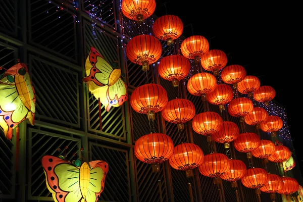 2017年10月2日 中国のランタンは 中国の香港で2017年10月2日に 月祭りとしても知られている中秋節を祝うために点灯します — ストック写真