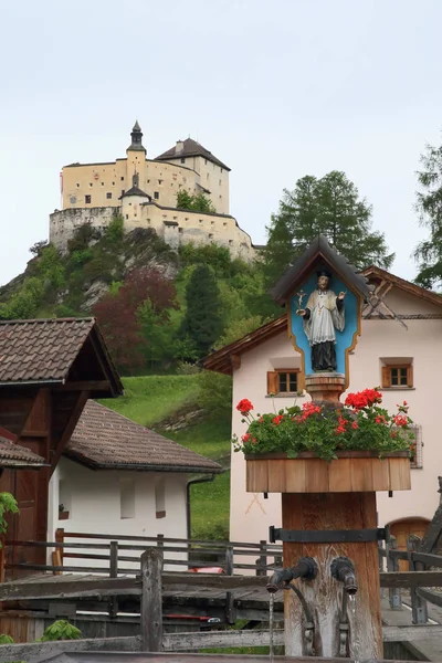 Vesnice Scuol Hrad Tarasp Švýcarsko — Stock fotografie