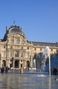 PARIS, FRANCE - 23 Mart 2007 'de Louvre Müzesi, Paris, Fransa. Fransa 'nın en çok ziyaret edilen müzesi ve UNESCO' nun dünya mirası..