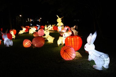 HONG KONG, ÇİN - 2, 2017: Çin fenerleri 2 Ekim 2017 'de Çin' in Hong Kong kentinde ay festivali olarak da bilinen sonbahar ortası festivalini kutlamak için yanar..