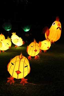 HONG KONG - 3 Mart 2018: 3 Mart 2018 'de Hong Kong, Tung Chung' da sonbahar festivalini kutlamak için küçük Çin fenerleri.