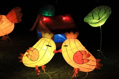 HONG KONG - 3 Mart 2018: Çin fenerleri 3 Mart 2018 'de Hong Kong, Tung Chung' da sonbahar festivalinde kullanılacak..