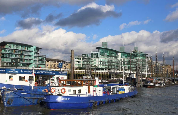ロンドン イギリス 2018年3月29日 2018年3月29日にロンドンでテムズ川から見える桟橋と都市の街並み — ストック写真