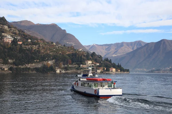 Loď Krásné Scenérie Jezera Como Itálie — Stock fotografie