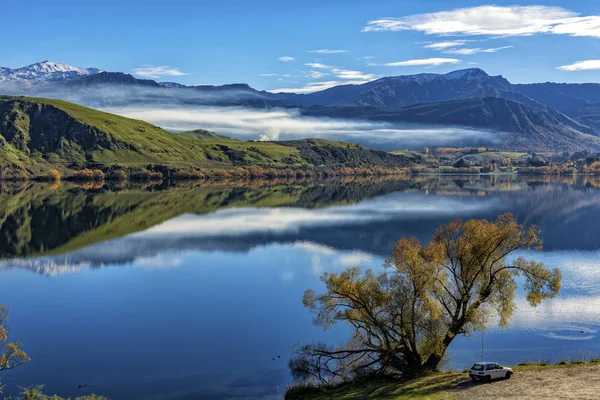 Sonbahar south Island Yeni Zelanda ok town yakınındaki renkli ağaçlar ile göl Hayes.