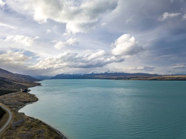 Lake Pukaki kuş bakışı manzaralar ile mount cook yolun içinde sonbahar South Island, Yeni Zelanda.