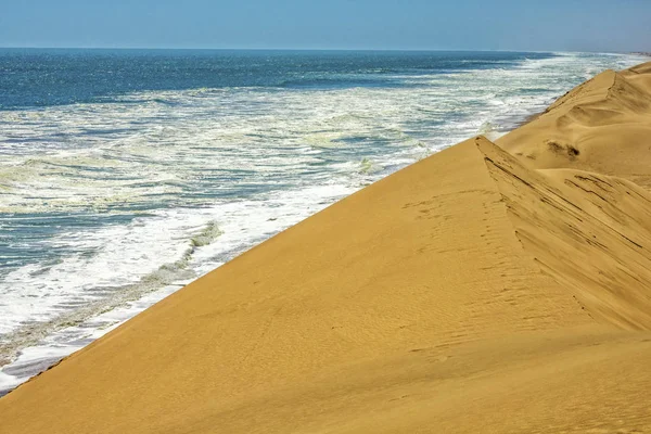 Дюны Океаном Уолвисе Намибия — стоковое фото