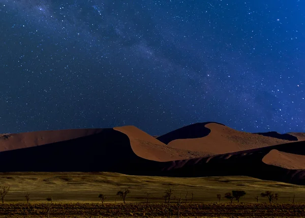 在纳米比亚塞斯瑞姆的沙丘与银河 — 图库照片