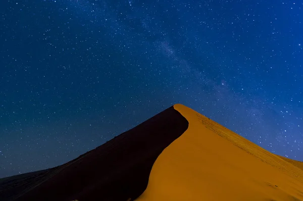 在纳米比亚索苏维来的沙丘40与银河 — 图库照片