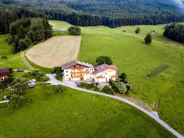 De landbouwgrond en Villa van Brixen — Stockfoto