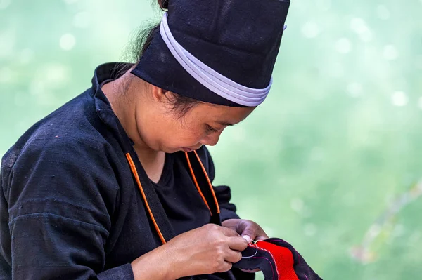 Las mujeres tejedoras Buyei —  Fotos de Stock