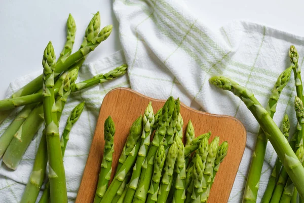 Zielone Szparagi Desce Kupa Dojrzałych Świeżych Szparagów Zdrowe Organiczne Jedzenie — Zdjęcie stockowe