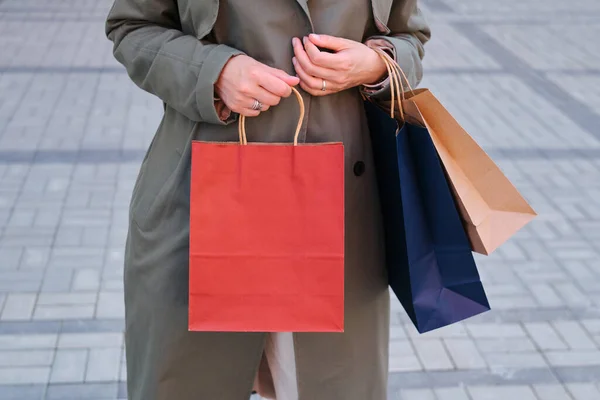 Mujer Sosteniendo Paquete Compras Mano Bolsa Papel Venta Tienda Hermosa — Foto de Stock