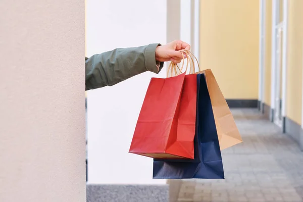 Frau Mit Einkaufspaket Der Hand Papiertüte Vorhanden Verkauf Geschäft Schöne — Stockfoto