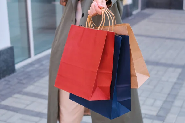 Mujer Sosteniendo Paquete Compras Mano Bolsa Papel Venta Tienda Hermosa — Foto de Stock