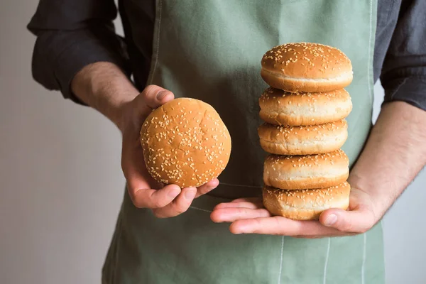 Burger Zsemle Egy Férfi Kezében Süteményt Sütök Hamburgert Főzök Hozzávalót — Stock Fotó